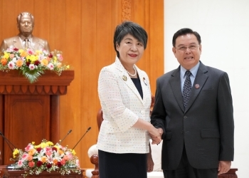 サイソムポーン・ラオス国民議会議長と握手する上川外務大臣