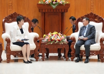 サイソムポーン・ラオス国民議会議長と会談する上川外務大臣