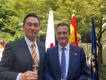 正面を向き、笑顔で写真撮影に応じる、深澤政務官とセンダゴルタ大使の様子