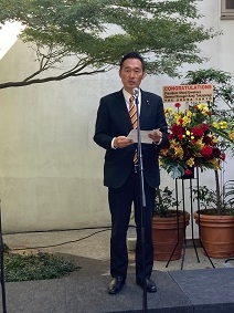 レセプションの冒頭で挨拶を行う、深澤政務官の様子