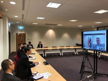 コンロイ豪州国際開発・太平洋大臣兼国防産業大臣とオンライン会談を行っている堀井外務副大臣