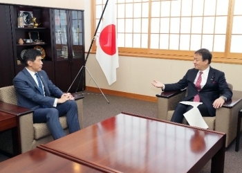 オン駐日シンガポール大使と懇談を行う堀井外務副大臣
