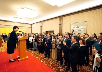 「第63回海外日系人大会」参加者歓迎レセプションでの上川外務大臣と参加者の様子