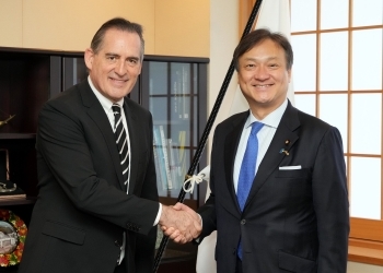 堀井外務副大臣が、クーパー駐日ニュージーランド大使と握手する様子
