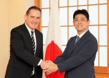 クーパー駐日ニュージーランド大使と握手する高村外務大臣政務官表敬