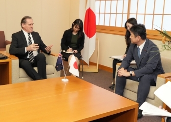 クーパー駐日ニュージーランド大使と懇談する高村外務大臣政務官表敬