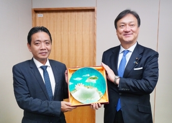 (写真)堀井外務副大臣とベトナム戦略的幹部研修参加者団長のホアン・ダオ・クオン文化・スポーツ・観光省副大臣