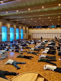 官民合同テロ・誘拐対策実地訓練での体を伏せる訓練の様子