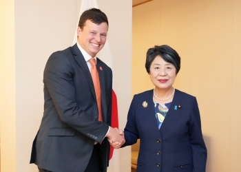 正面を向き、握手を交わす、上川大臣とウォーカー理事長の様子