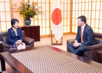 着席し、意見交換を行う、上川大臣とウォーカー理事長の様子