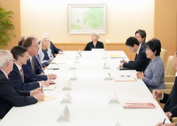 テーブルにつき、意見交換を行う、上川大臣とドーアAEI所長一行の様子