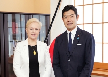 正面を向き、写真撮影に応じる、辻󠄀副大臣とダシンスカ=ムジチュカ総裁の様子