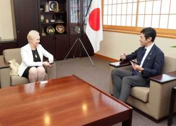 着席し、意見交換を行う、辻󠄀副大臣とダシンスカ=ムジチュカ総裁の様子