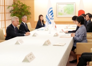 上川外務大臣とグランディ国連難民高等弁務官との会談の様子