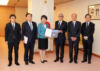 正面を向き、提言書を手交する上川大臣と、写真撮影に応じるABAC日本委員の様子