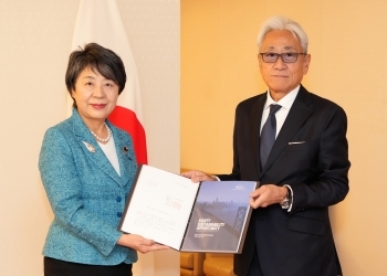 正面を向き、國分文也委員から提言書を手交する上川大臣の様子