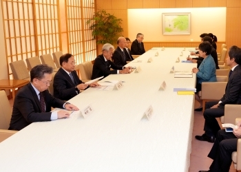テーブルにつき、意見交換を行う、上川大臣とABAC日本委員の様子