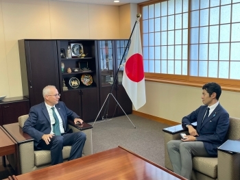ギュルゲン駐日大使と懇談をする辻󠄀外務副大臣の様子