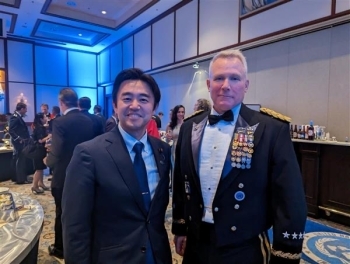 正面を向き、写真撮影に応じる、穂坂政務官とラカメラ司令官の様子