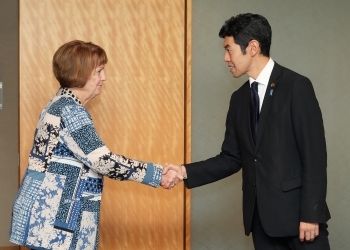 エリオット全米外交政策委員会会長と握手をする辻󠄀外務副大臣