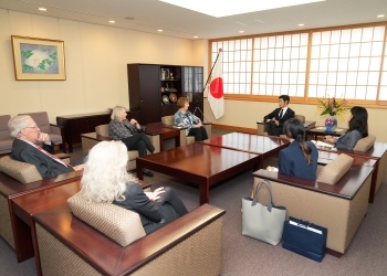 辻󠄀外務副大臣と全米外交政策委員会一行との会談の様子