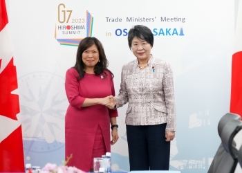 正面を向き、握手を交わす、両大臣の様子