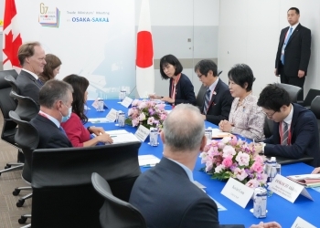 テーブルにつき、会談を行う、両大臣の様子