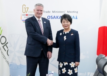 コーマンOECD事務総長と握手する上川外務大臣