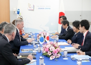 上川外務大臣とコーマンOECD事務総長との会談の様子