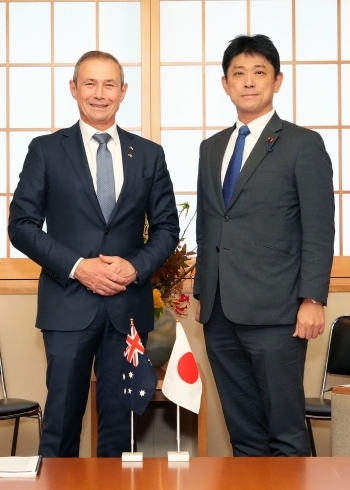 クック・オーストラリア連邦西オーストラリア州首相と記念撮影に応じる高村外務大臣政務官