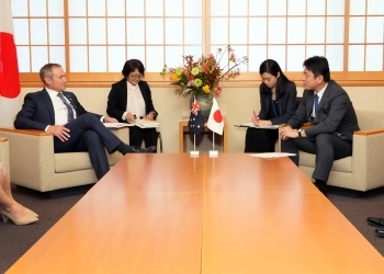 高村外務大臣政務官が、クック・オーストラリア連邦西オーストラリア州首相と懇談している様子