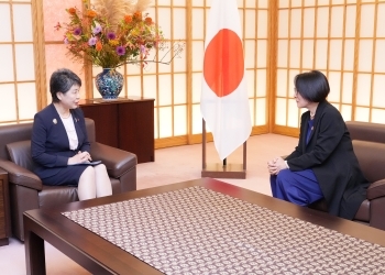 着席し、意見交換を行う、上川大臣と水鳥特別代表の様子