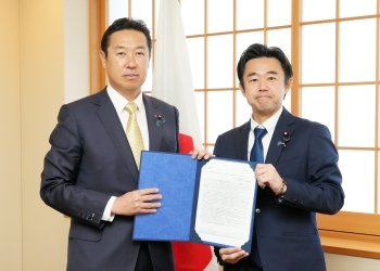 黄川田仁志JPFP事務総長から、人口分野に関する要望書を手交される穂坂外務大臣政務官