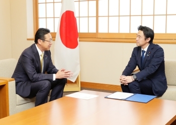 穂坂外務大臣政務官と黄川田仁志JPFP事務総長の会談の様子
