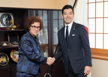 アル=ナシフ副高等弁務官と記念撮影をする辻󠄀外務副大臣