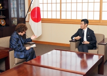アル=ナシフ副高等弁務官と辻󠄀外務副大臣の懇談の様子