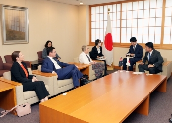 高村外務大臣政務官が、豪州の議員団と意見交換を行う様子