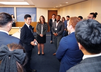 表敬参加者と懇談する辻外務副大臣