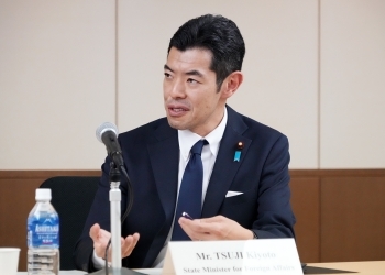 発言する辻外務副大臣