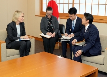 穂坂外務大臣政務官とウリカ・モデールUNDP総裁補兼対外関係・アドボカシー局長の会談の様子