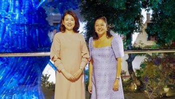 正面を向き、写真撮影に応じる、岸田総理夫人とマルコス大統領夫人の様子