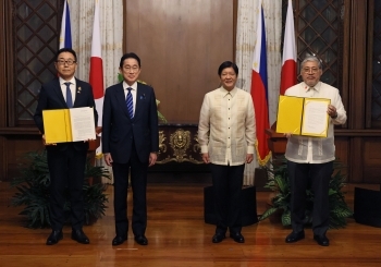 岸田総理とマルコス大統領立ち会いの下、署名交換式が行われている様子