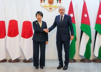会談を前に、ヨルダン外相と握手する上川外務大臣