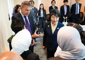 ラザリーニ事務局長と共に、パレスチナ人中学生3名と懇談する上川外務大臣