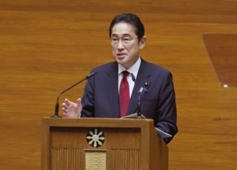 政策スピーチを行っている岸田総理大臣の様子