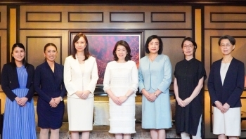 朝食会に参加した日本人女性と記念撮影を行う岸田総理大臣夫人