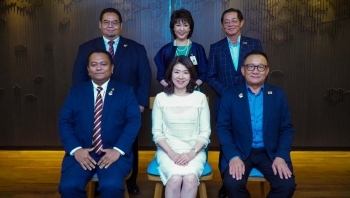 マレーシアの元日本留学生と記念撮影を行う岸田総理大臣夫人