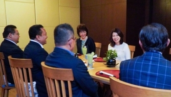 岸田総理大臣夫人が、マレーシアの元日本留学生と夕食を取りつつ懇談している様子