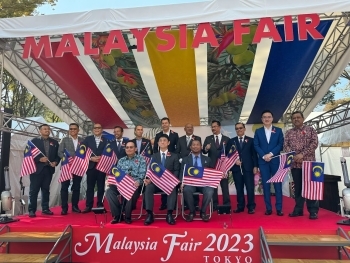 マレーシアフェア参加者の要人が記念撮影を行う様子