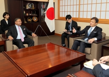 堀井外務副大臣が、ジョージ駐日インド大使と懇談する様子